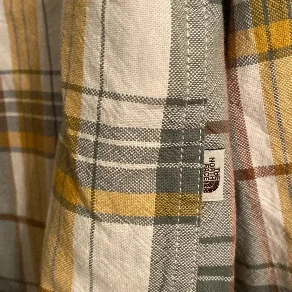 The North Face men’s medium 100% cotton plaid button up - like new condtion